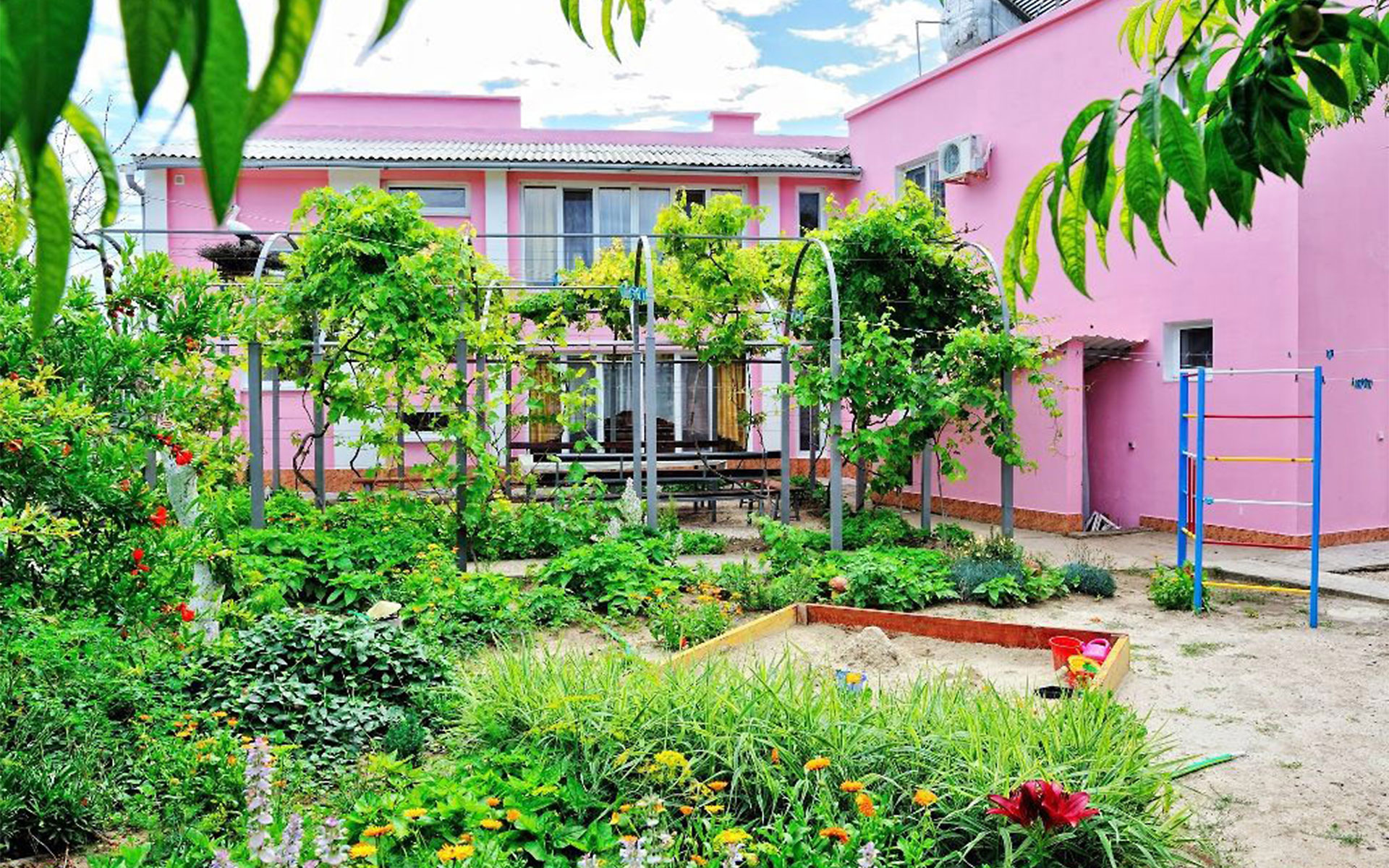 Гостевой дом «Розовый фламинго» в Мысовом у мыса Казантип в Крыму